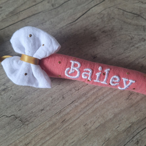 Attache tétine nœud personnalisée – Tube moelleux façon doudou avec prénom brodé - en gaze de coton pois or