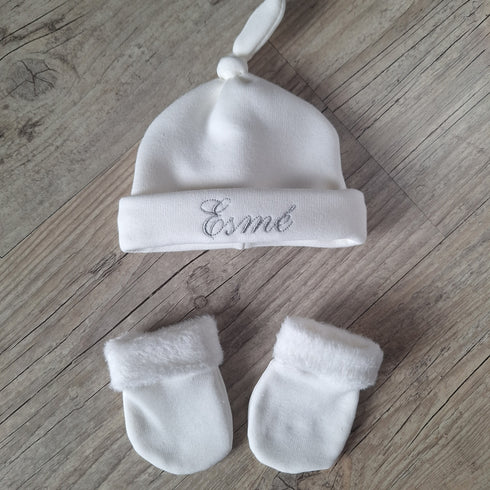 Ensemble: bonnet Noué avec prénom brodé + moufles. Tissu Polaire alpine - Oeko-Tex