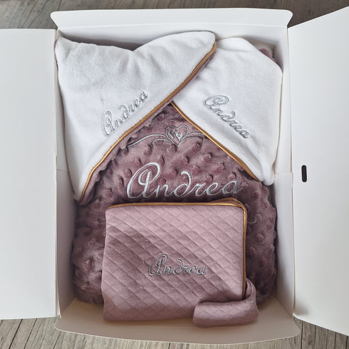 Coffret Bébé Girl & Boy Personnalisé – Couverture, Doudou Lapin, Bavoir et Protège Carnet de Santé – Quantité Limitée