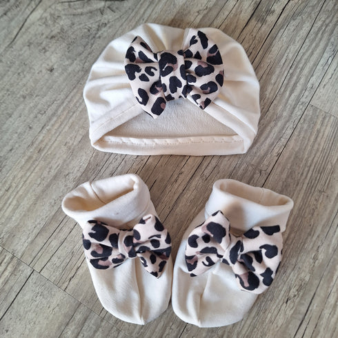⭐ Édition limitée — Ensemble bébé crème & imprimé léopard | turban, moufles et chaussons fait main