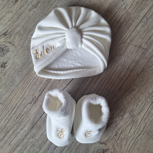 Ensemble: Turban avec prénom brodé noeud, buns ou simple +chaussons Initiale brodé assortis + moufles. Tissu Polaire alpine - Oeko-Tex