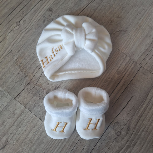 Ensemble: Turban avec prénom brodé noeud, buns ou simple +chaussons Initiale brodé assortis + moufles. Tissu Polaire alpine - Oeko-Tex