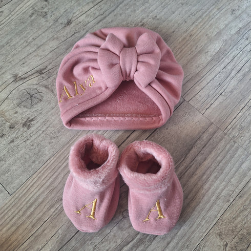 Ensemble: Turban avec prénom brodé noeud, buns ou simple +chaussons Initiale brodé assortis + moufles. Tissu Polaire alpine - Oeko-Tex