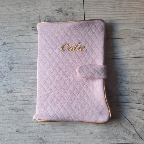Protège carnet de santé personnalisé en tissu matelassé avec Prénom et/ou Date de naissance