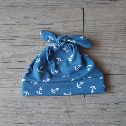 Bonnet bébé motif voiture noué en tissu jersey de coton
