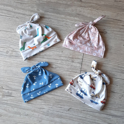 Bonnet bébé motif voiture noué en tissu jersey de coton