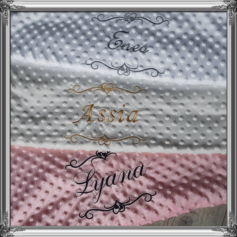 Couverture doublé en minky doux + coussin assortie personnalisé, brodée prénom et/ou ornement