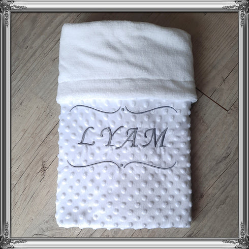 Couverture doublé en minky doux + coussin assortie personnalisé, brodée prénom et/ou ornement