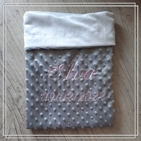 Couverture doublé en minky doux personnalisé, brodée prénom et date de naissance