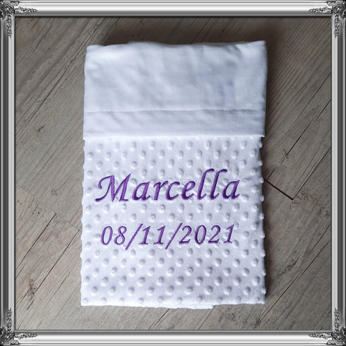 Couverture doublé en minky doux personnalisé, brodée prénom et date de naissance