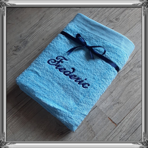 Serviette personnalisée 50x100cm avec prénom brodé: 8 couleurs