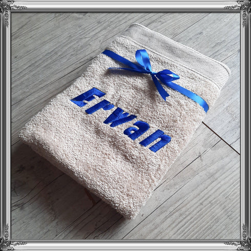 Serviette personnalisée 50x100cm avec prénom brodé: 8 couleurs