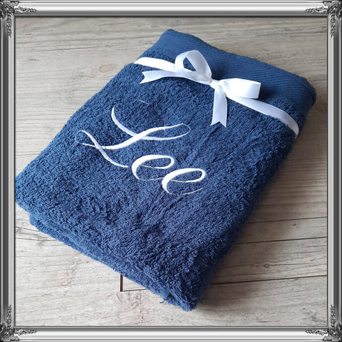 Serviette personnalisée 70x130cm avec prénom brodé: 8 couleurs