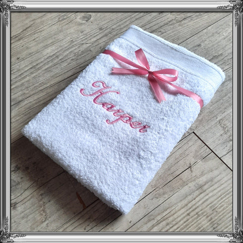 Serviette personnalisée 70x130cm avec prénom brodé: 8 couleurs