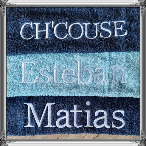 Serviette personnalisée 70x130cm avec prénom brodé: 8 couleurs