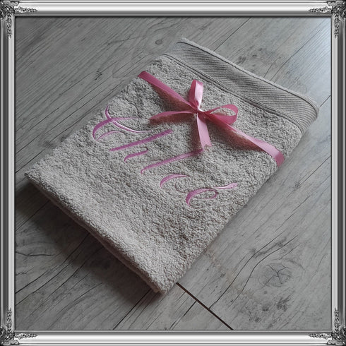 Serviette personnalisée 70x130cm avec prénom brodé: 8 couleurs