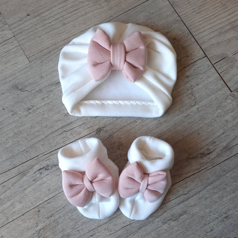 Turban bébé blanc cassé noeud rose +chaussons assortis. Tissu fin ou chaud au choix